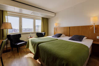 Copyright: : David Thunander Beds in room standard